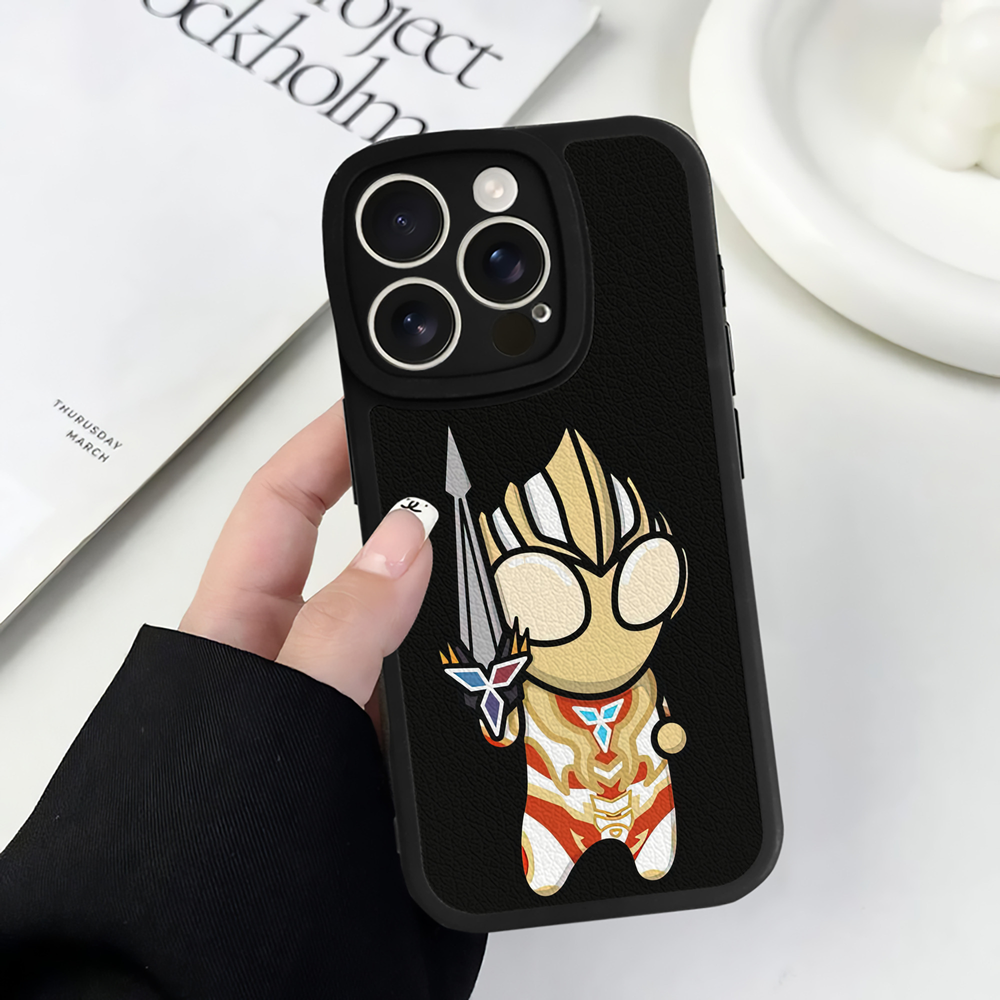 （画像用） ウルトラマン Ultraman 【iPhone 16シリーズ対応】シリコンスマホケース（レザー調） 材質：シリコン